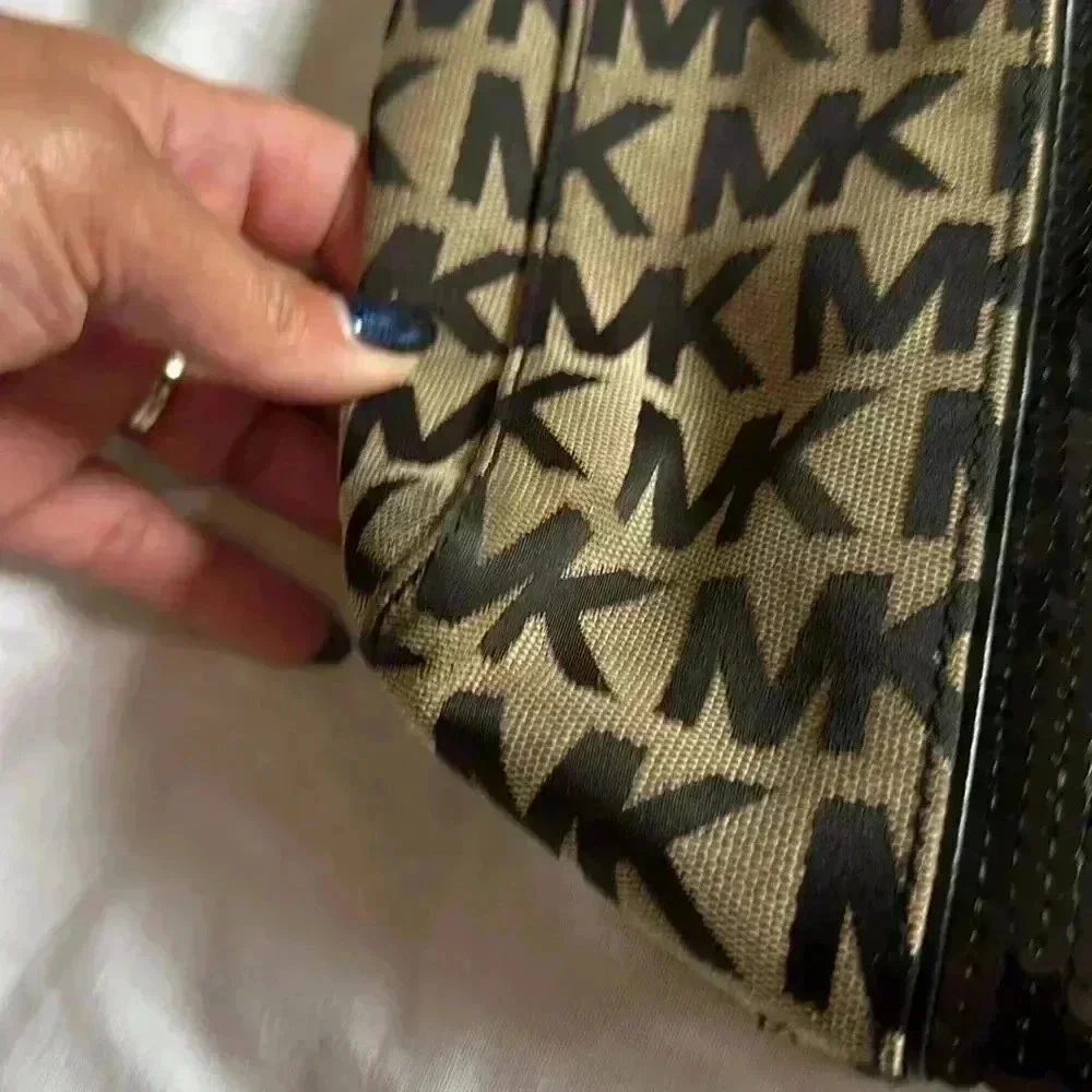 Michael Kors Signature Monogram Jacqaurd In Sequin - Picture 8 of 8